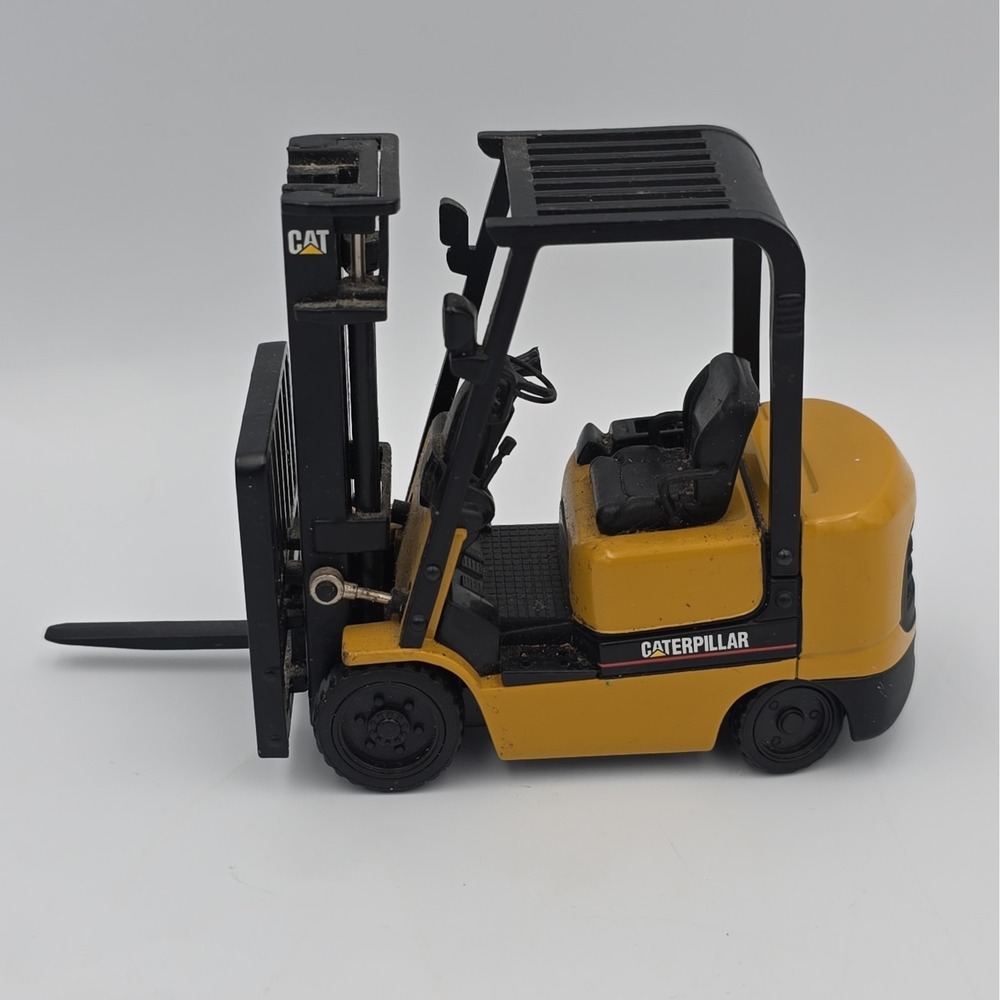 Caterpillar Forklift Norscot Group Model 2264 Missing One Fork